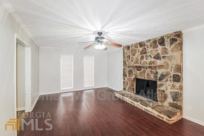 Building Photo - 5051 Golfbrook Dr