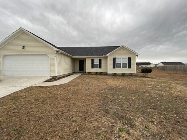 Building Photo - Welcome to this beautiful 4 bedroom, 2 bathroom home located in the desirable area of Wilmington,...