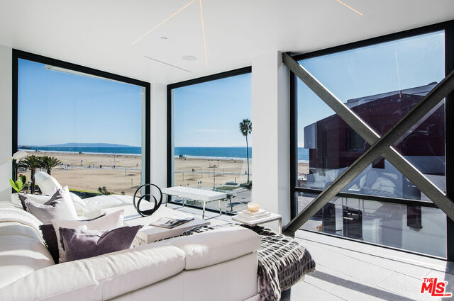 Building Photo - 270 Palisades Beach Rd