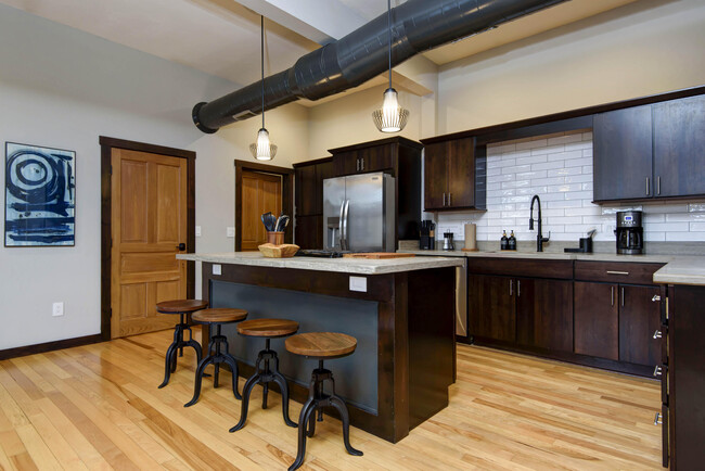 Foto del edificio - 327 E Walnut St