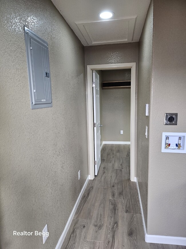 Building Photo - 2102 Black Rose Ln