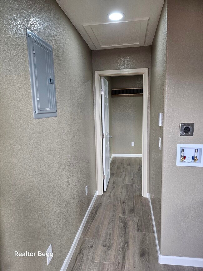 Foto del edificio - 2102 Black Rose Ln