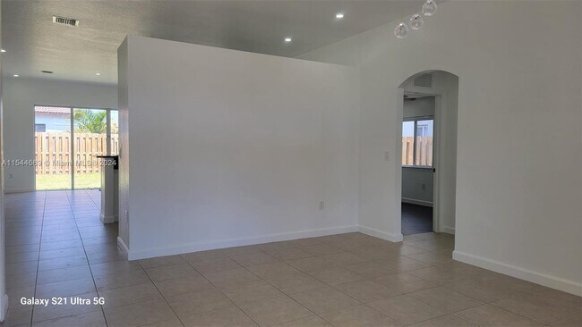 Building Photo - 1019 NE 35th Ave