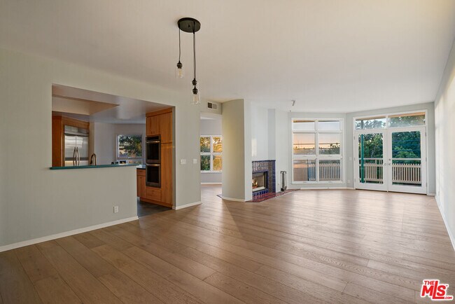 Building Photo - 2115 3rd St