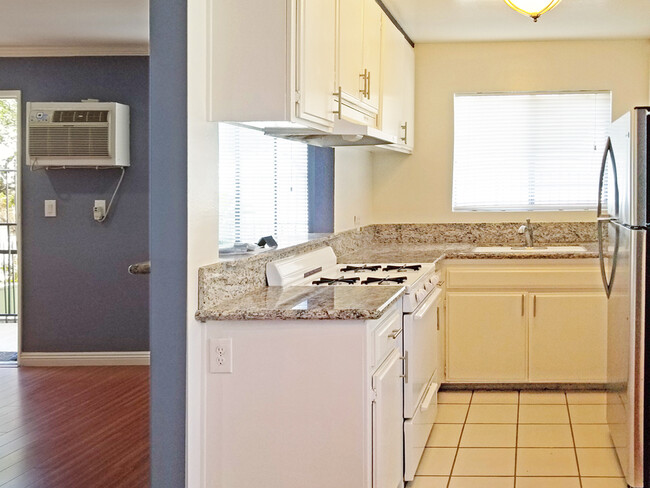 KITCHEN - 4436 Franklin Ave