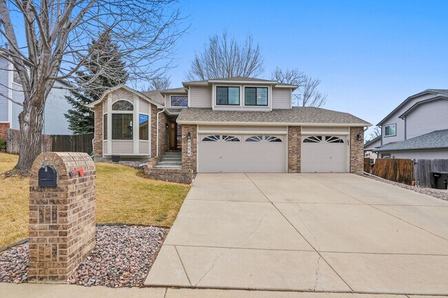 Foto del edificio - Bright Arvada Home | Soaring Ceilings, Deck, Mountain Views & Large Basement