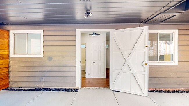 Foto del edificio - Cozy and Spacious 1 Bedroom 1 Bathroom Cottage! Landscaping and Garbage Included!