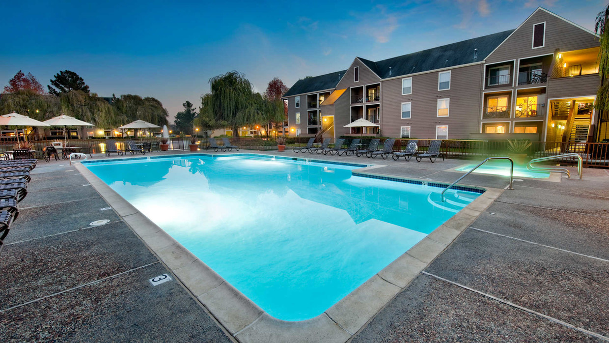 Heated Swimming Pool - Riva Terra Apartments at Redwood Shores