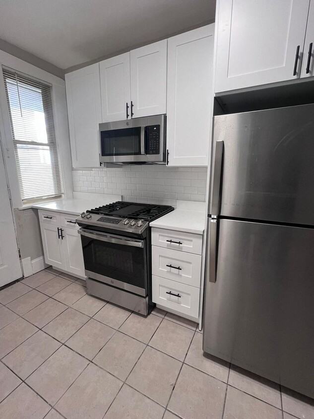 Foto principal - Large newly renovated 2 bedroom condo