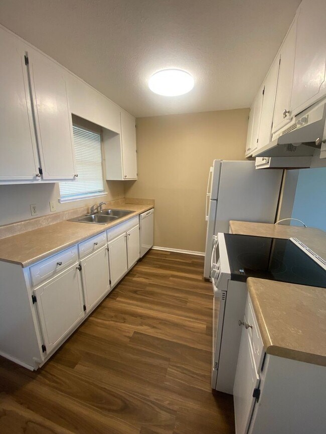 Foto del edificio - Large Townhome w/Master Balcony, Convenien...