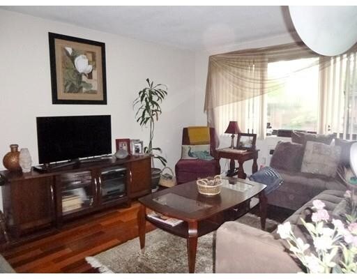 Foto del edificio - 1323 Worcester Rd