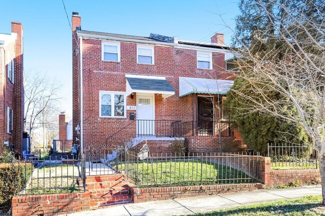 Building Photo - 812 Burns St SE