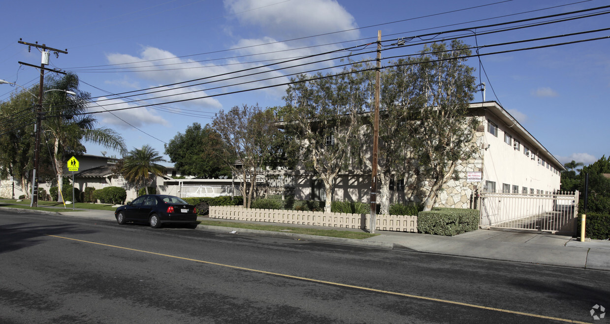 Primary Photo - Windsor Manor Apartments