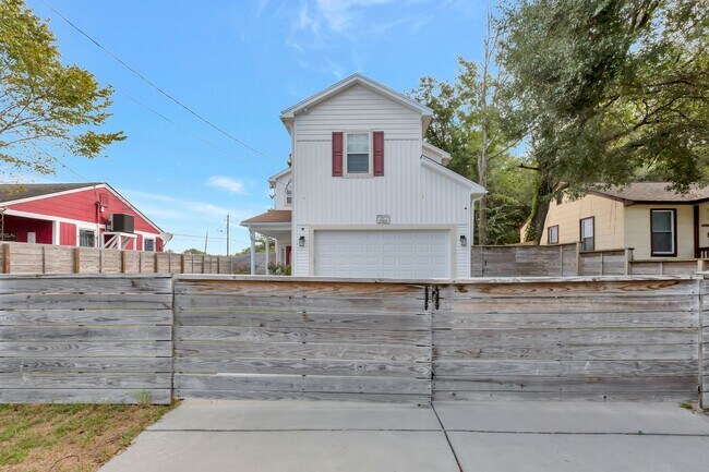 Foto del edificio - Spacious 4-Bedroom Charleston Home Loaded ...