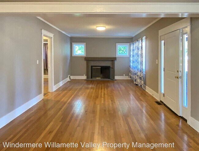 Foto del edificio - 5 br, 2.5 bath House - 955 NW Van Buren Ave