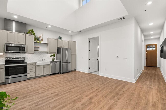 Building Photo - 4704 Sunset Trail