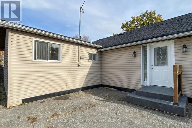 Photo du bâtiment - 240 Royal Rd