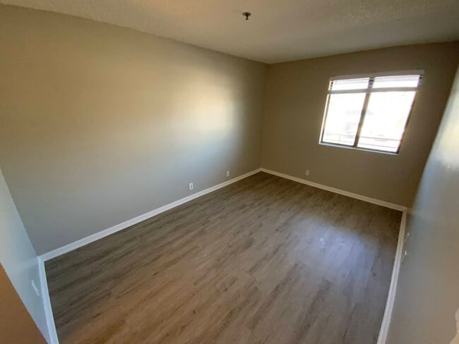 Building Photo - 1 BEDROOM 3RD FLOOR CONDO CLOSE TO UNLV/AIRPORT & LV STRIP!