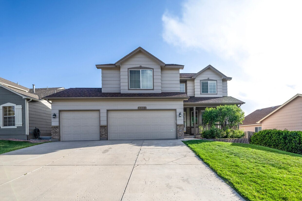 Primary Photo - Beautiful 5 Bedroom Home for Rent on Golf ...