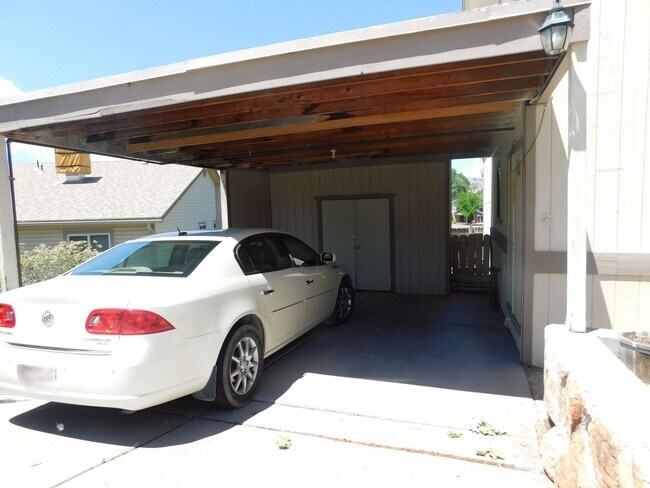 Foto del edificio - 2422 1/2 Hidden Valley Drive