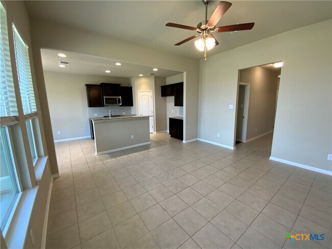 Foto del edificio - 1110 Lakeway Crossing Dr