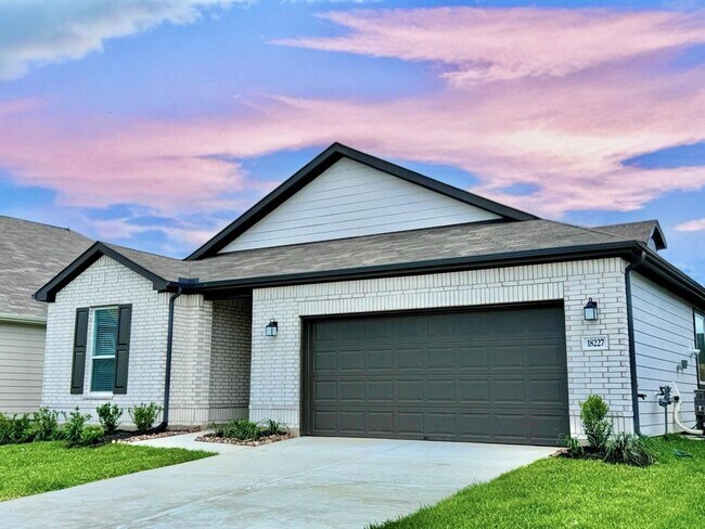 Foto del edificio - 18227 Dahlia Dale Dr