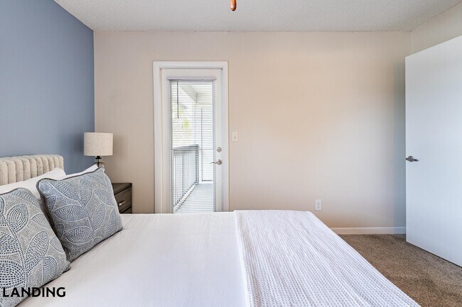 Foto del edificio - 1000 Palm Pl Dr NE