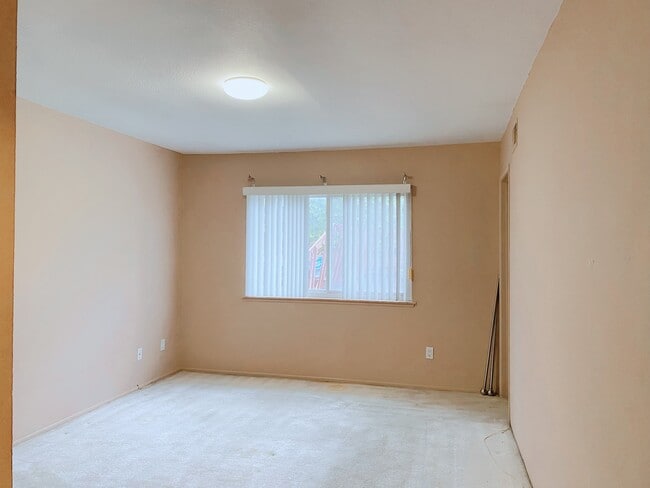 Building Photo - 324 S Palo Cedro Dr