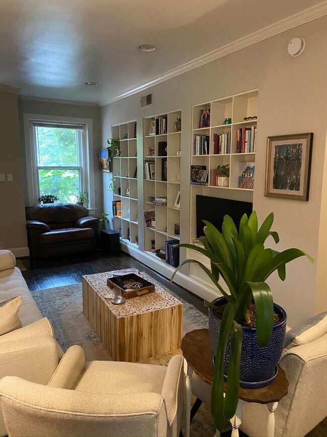 Foto del edificio - Charming Home Right Across From Montrose Park