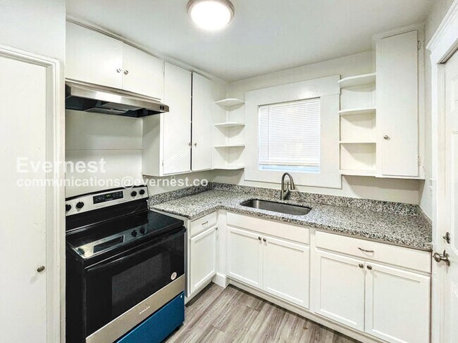 Foto del edificio - 227 Broadmoor Dr