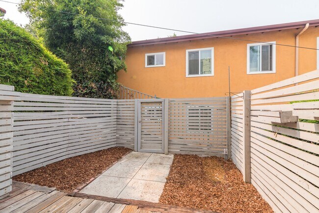 Foto del edificio - 832 Hyperion Ave