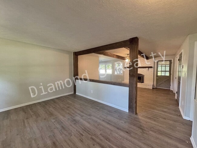 Building Photo - Charming 3 bedroom home located in the hea...
