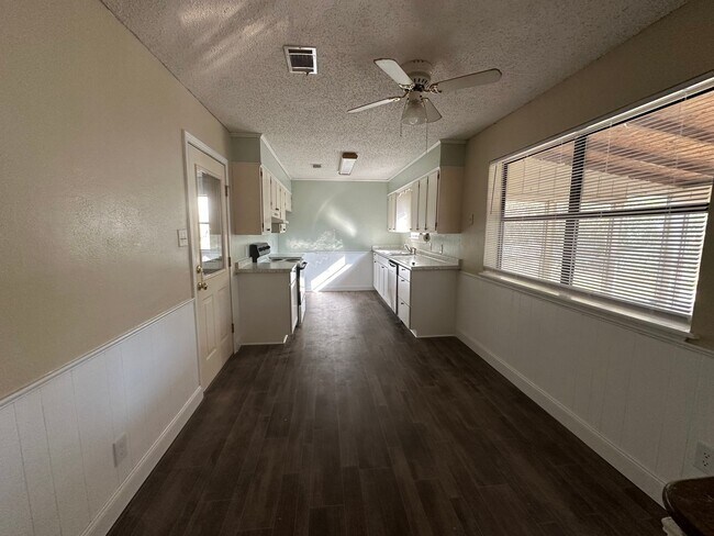 Building Photo - Remodeled 3-bedroom 2-bath home