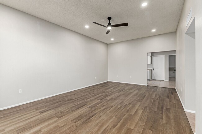 Foto del edificio - Updated condo in Sun City!