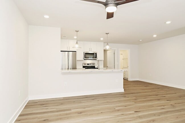Building Photo - Dog-Friendly Ground Level Apartment