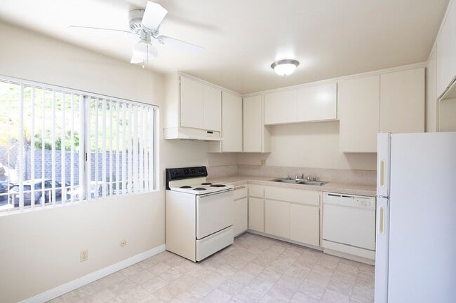 Building Photo - 5494 Reservoir Dr