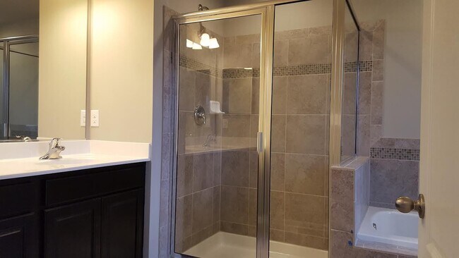 Foto del edificio - 3 Br. 3full and 1 half Ba. Townhouse Suncr...