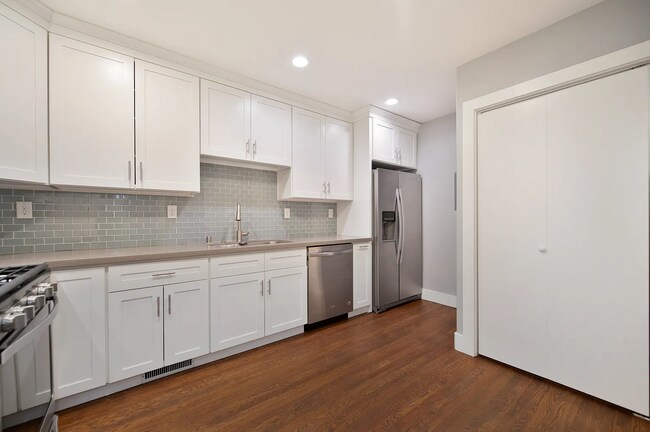 Foto del edificio - Renovated Duplex unit in the heart of Elmh...