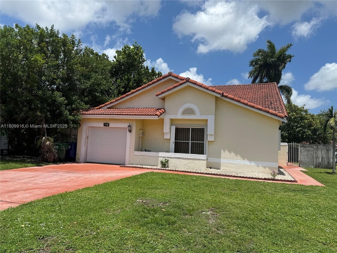 Foto principal - 18645 NW 54th Ct