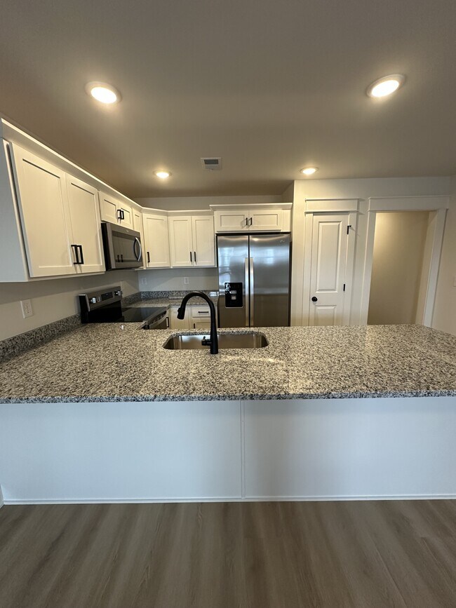 Foto del edificio - 347 Woods Rd