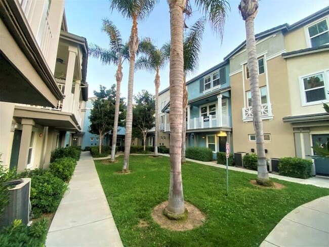 Building Photo - Gorgeous 3 bed 3 1/2 bath Townhome with be...