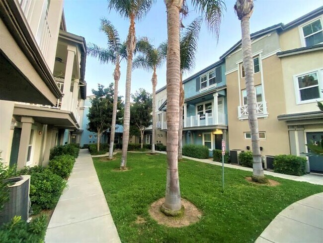 Foto del edificio - Gorgeous 3 bed 3 1/2 bath Townhome with be...