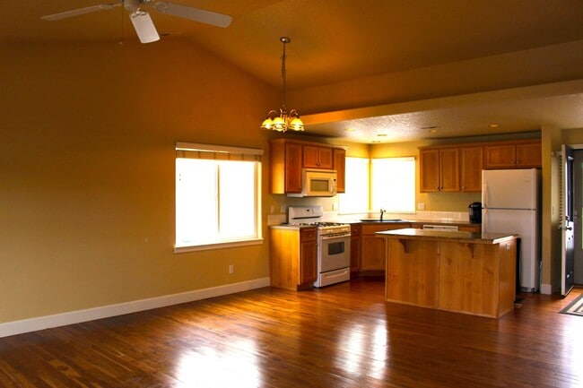 Foto del edificio - Charming Single-Level Bend Home with New Carpet and Big Yard