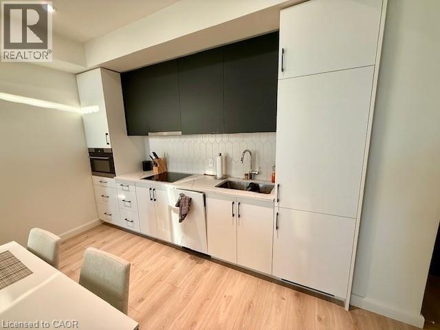 Photo du bâtiment - 741 King St W