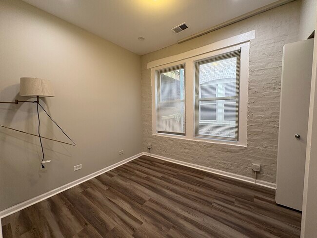Foto del edificio - 1649 W Pratt Blvd