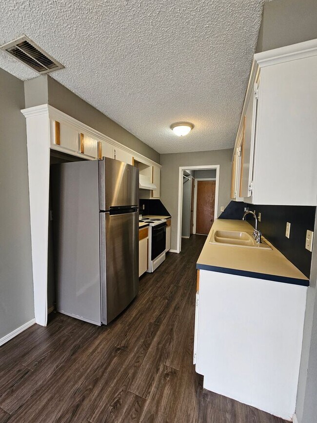 Building Photo - (2) Bed/(1.5) Bath Townhome Available NOW!