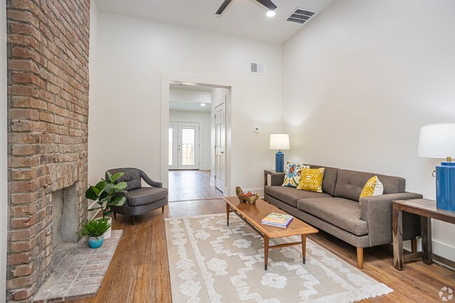Foto del edificio - Uptown Renovated 1/1.5 apartment with Private Backyard