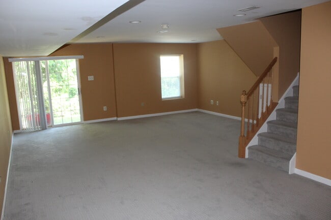 Building Photo - 102 Whistling Swan Ln