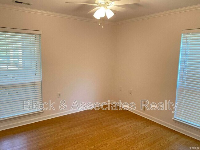 Foto del edificio - 1002 Kingswood Dr