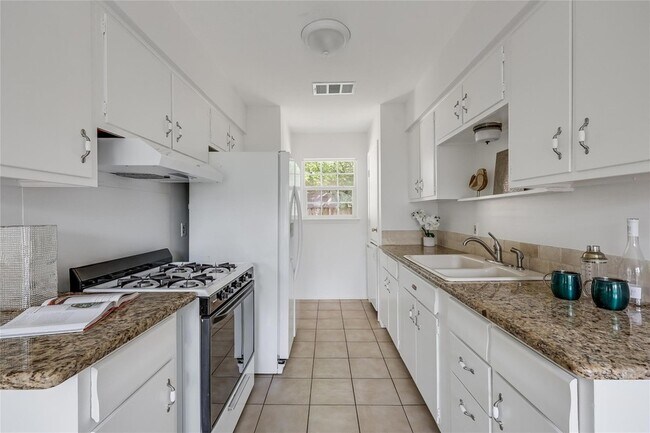 Foto del edificio - 8221 Renton Dr